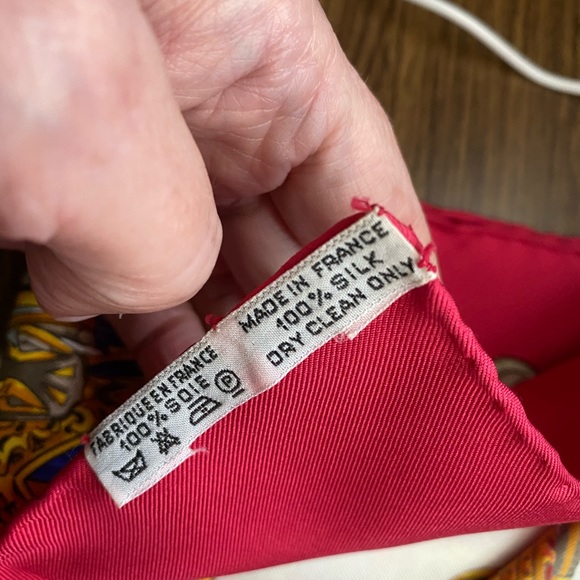 Authentic gorgeous Hermès scarf with box - Picture 4 of 6